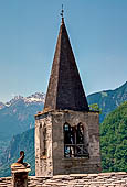 Val Bregaglia - Savogno. Il campanile della chiesa. 